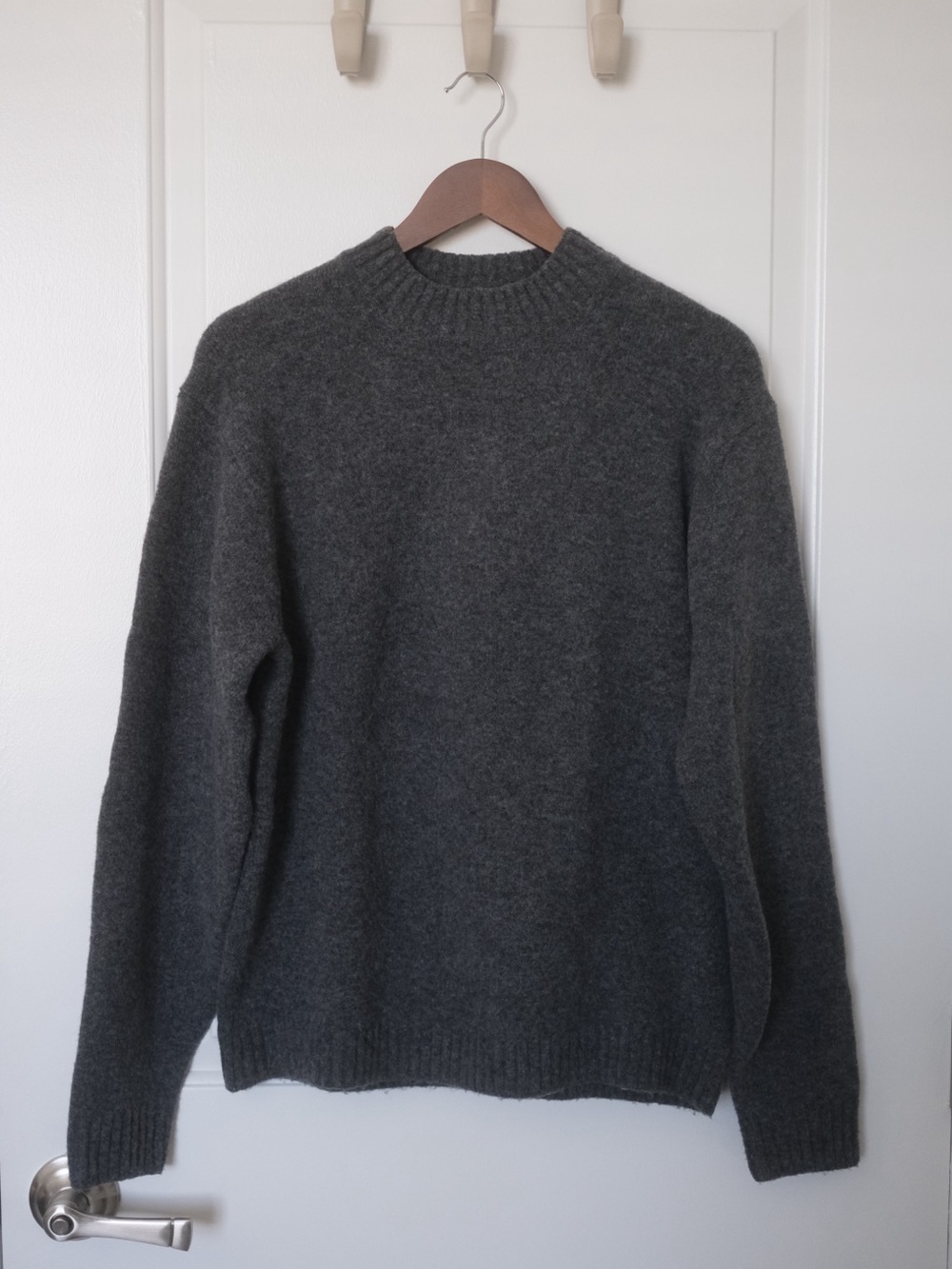 UNIQLO Soufflé Yarn Crew Neck Sweater - DARK GREY
